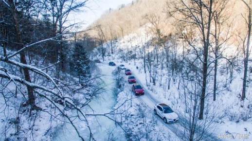 阿尔法·罗密欧Stelvio SUV雪地穿越